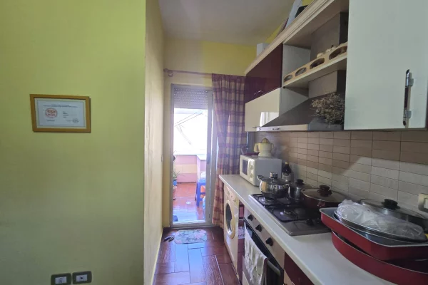 Shtepi ne shitje Apartament ne Tirane, 2+1, Mobilimi E mobiluar, Pagesa 175,000  Euro.