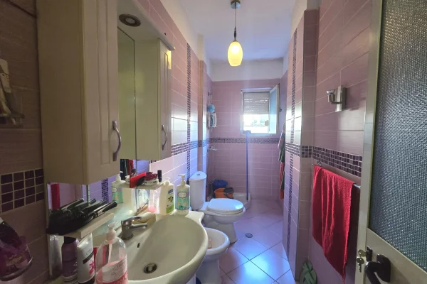 Shtepi ne shitje Apartament ne Tirane, 2+1, Mobilimi E mobiluar, Pagesa 175,000  Euro.