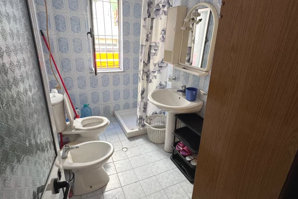 Shtepi ne shitje Apartament ne Tirane, 2+1, Mobilimi E mobiluar, Pagesa 165,000  Euro.