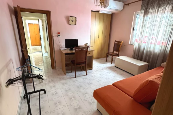 Shtepi ne shitje Apartament ne Tirane, 2+1, Mobilimi E mobiluar, Pagesa 165,000  Euro.