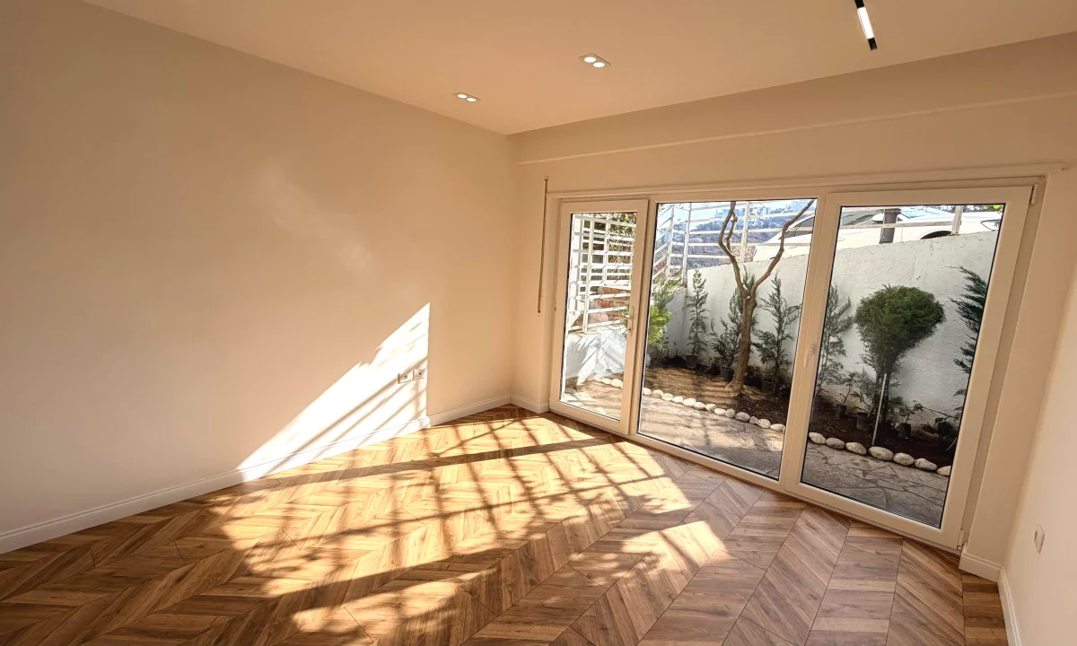 Shtepi ne shitje Apartament ne Tirane, 1+1, Mobilimi Bosh, pa mobiluar, Pagesa 130,000  Euro.