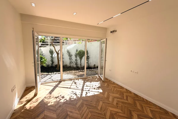 Shtepi ne shitje Apartament ne Tirane, 1+1, Mobilimi Bosh, pa mobiluar, Pagesa 130,000  Euro.