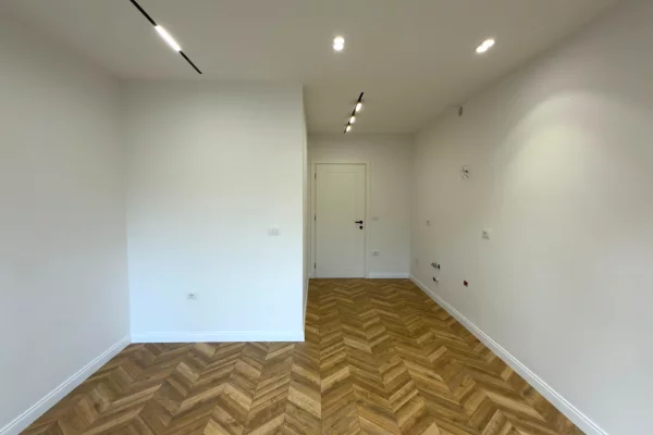 Shtepi ne shitje Apartament ne Tirane, 1+1, Mobilimi Bosh, pa mobiluar, Pagesa 130,000  Euro.