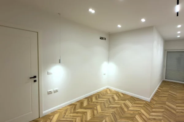 Shtepi ne shitje Apartament ne Tirane, 1+1, Mobilimi Bosh, pa mobiluar, Pagesa 130,000  Euro.