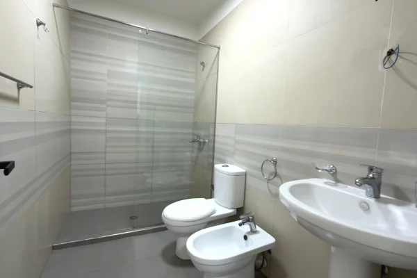 Shtepi ne shitje Apartament ne Tirane, 1+1, Mobilimi Bosh, pa mobiluar, Pagesa 130,000  Euro.