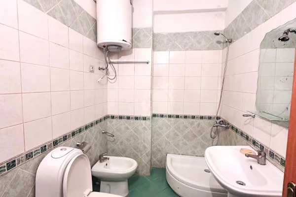 Shtepi me qera Apartament ne Tirane, 2+1, Mobilimi Bosh, pa mobiluar, Pagesa 350  Euro.