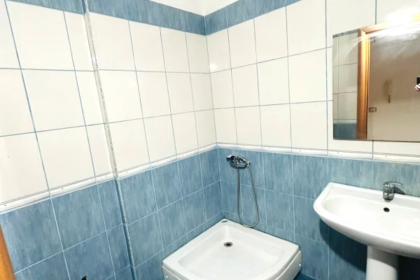 Shtepi me qera Apartament ne Tirane, 2+1, Mobilimi Bosh, pa mobiluar, Pagesa 350  Euro.