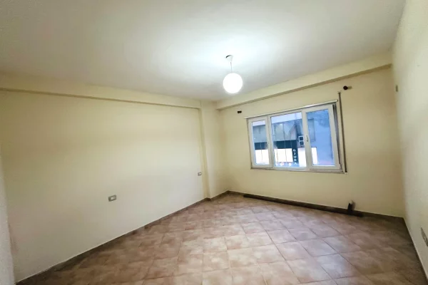 Shtepi me qera Apartament ne Tirane, 2+1, Mobilimi Bosh, pa mobiluar, Pagesa 350  Euro.