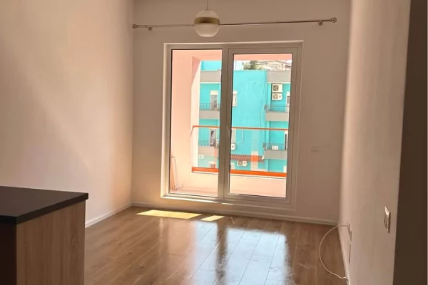 Shtepi me qera Apartament ne Tirane, 1+1, Mobilimi Pjeserisht e mobiluar, Pagesa 35,000  Leke.