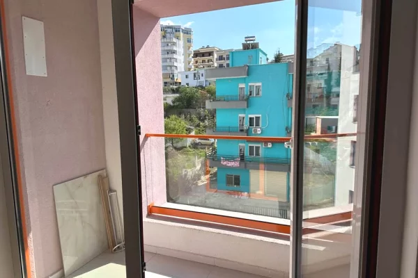 Shtepi me qera Apartament ne Tirane, 1+1, Mobilimi Pjeserisht e mobiluar, Pagesa 35,000  Leke.