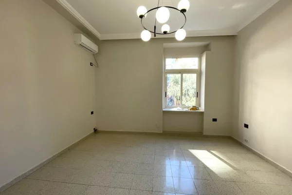 Ambient biznesi me qera 3+1 ne Tirane - 600 Euro