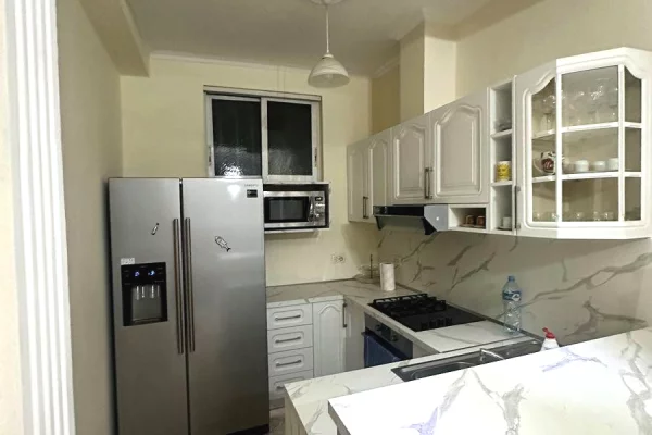 Shtepi me qera Apartament ne Tirane, 3+1, Mobilimi E mobiluar, Pagesa 800  Euro.