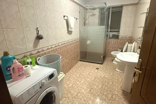 Shtepi me qera Apartament ne Tirane, 3+1, Mobilimi E mobiluar, Pagesa 800  Euro.