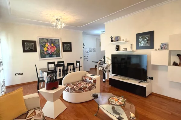 Shtepi ne shitje Duplex(shtepi me 2 kate) ne Tirane, 2+1, Mobilimi E mobiluar, Pagesa 186,000  Euro.