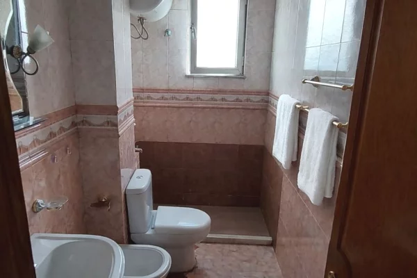 Shtepi ne shitje Apartament ne Tirane, 2+1, Mobilimi E mobiluar, Pagesa 274,000  Euro.