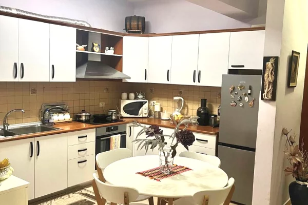 Shtepi me qera Apartament ne Tirane, 2+1, Mobilimi E mobiluar, Pagesa 700  Euro.