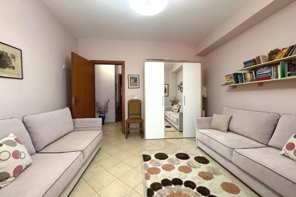 Shtepi me qera Apartament ne Tirane, 2+1, Mobilimi E mobiluar, Pagesa 700  Euro.