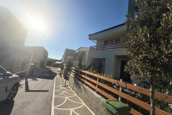 Shtepi me qera Vila Luksoze ne Tirane, 5+1, Mobilimi E mobiluar, Pagesa 5,000  Euro.