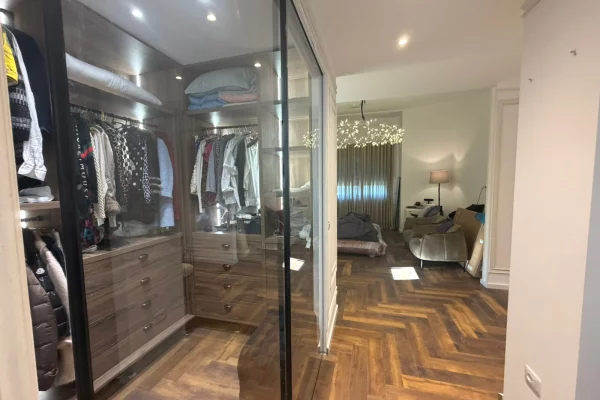 Shtepi me qera Vila Luksoze ne Tirane, 5+1, Mobilimi E mobiluar, Pagesa 5,000  Euro.