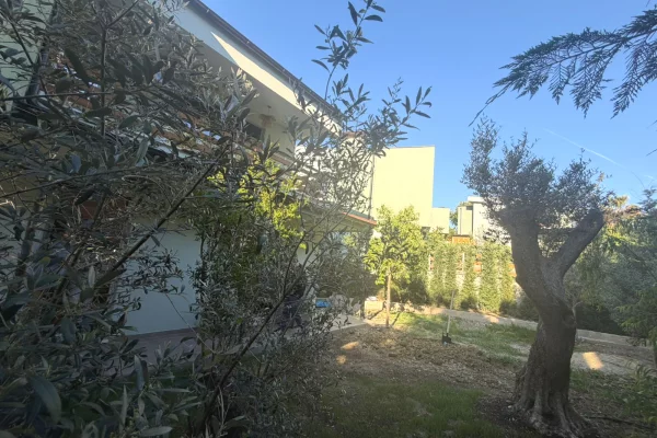 Shtepi me qera Vila Luksoze ne Tirane, 5+1, Mobilimi E mobiluar, Pagesa 5,000  Euro.