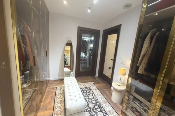 Shtepi me qera Vila Luksoze ne Tirane, 5+1, Mobilimi E mobiluar, Pagesa 5,000  Euro.