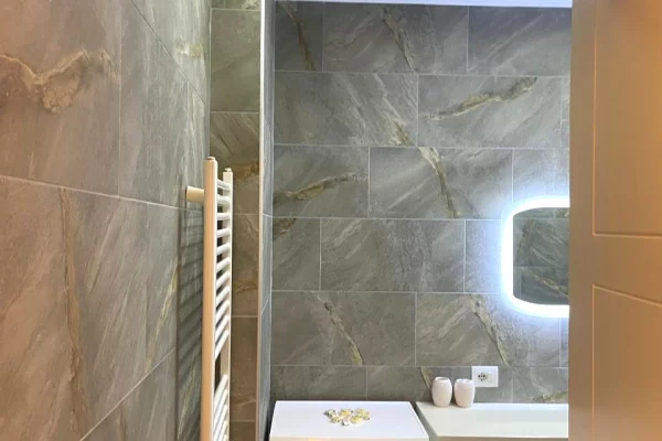 Shtepi me qera Apartament ne Tirane, 2+1, Mobilimi E mobiluar, Pagesa 900  Euro.