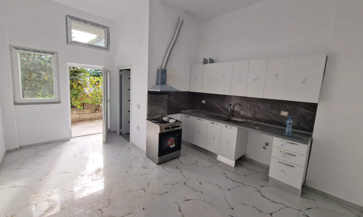 Shtepi me qera Apartament ne Tirane, 1+1, Mobilimi Pjeserisht e mobiluar, Pagesa 30,000  Leke.