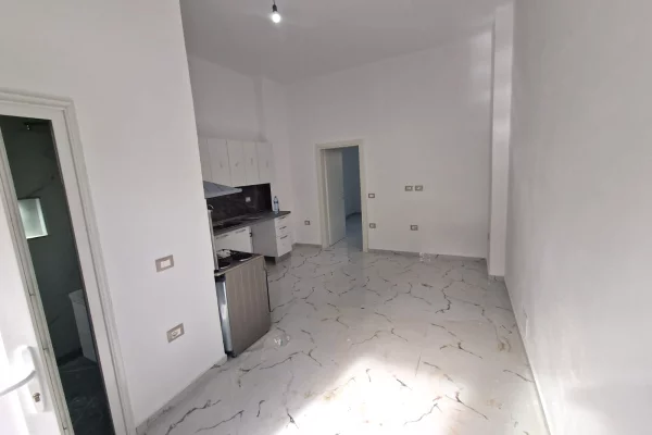 Shtepi me qera Apartament ne Tirane, 1+1, Mobilimi Pjeserisht e mobiluar, Pagesa 30,000  Leke.