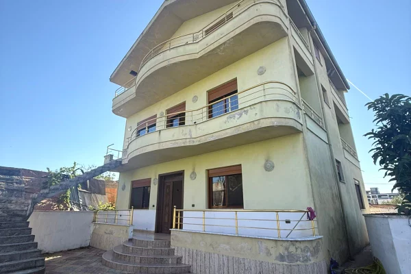  Vile 3-kateshe me qera – Prane Casa Italia