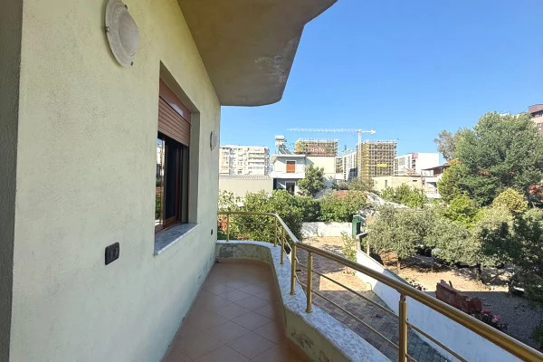  Vile 3-kateshe me qera – Prane Casa Italia