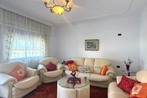Ambient biznesi me qera 5+1 ne Tirane - 1,500 Euro