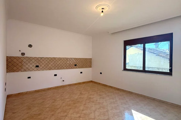  Vile 3-kateshe me qera – Prane Casa Italia