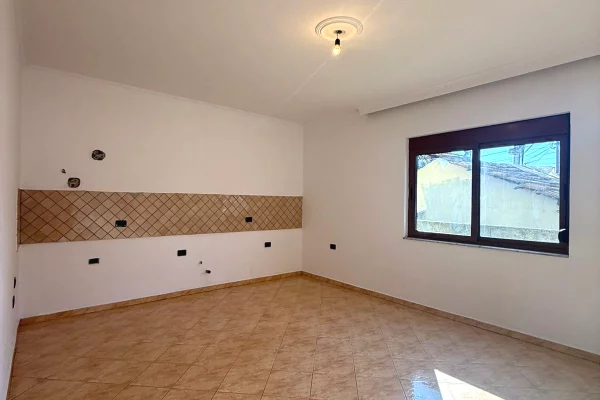  Vile 3-kateshe me qera – Prane Casa Italia