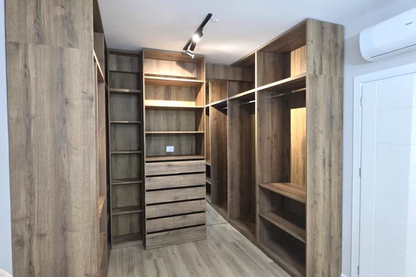 Shtepi ne shitje Apartament ne Tirane, 2+1, Mobilimi E mobiluar, Pagesa 260,000  Euro.