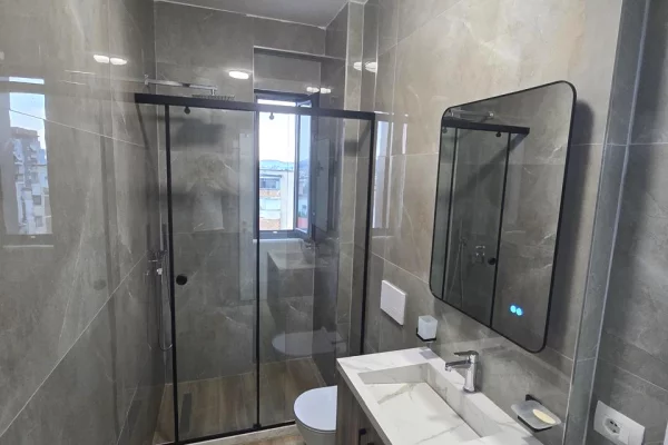 Shtepi ne shitje Apartament ne Tirane, 2+1, Mobilimi E mobiluar, Pagesa 260,000  Euro.