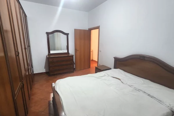 Shtepi me qera Apartament ne Tirane, 2+1, Mobilimi E mobiluar, Pagesa 60,000  Leke.