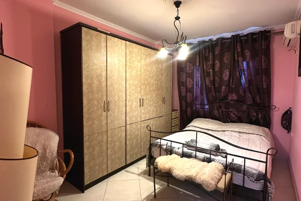 Shtepi me qera Apartament ne Tirane, 2+1, Mobilimi E mobiluar, Pagesa 500  Euro.