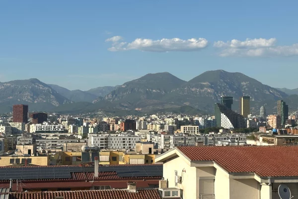 Shtepi me qera Apartament ne Tirane, 2+1, Mobilimi E mobiluar, Pagesa 500  Euro.