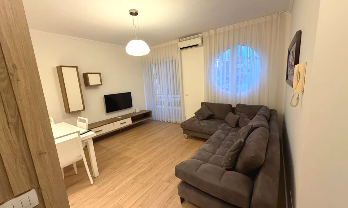 Shtepi me qera Apartament ne Tirane, 1+1, Mobilimi E mobiluar, Pagesa 1,000  Euro.