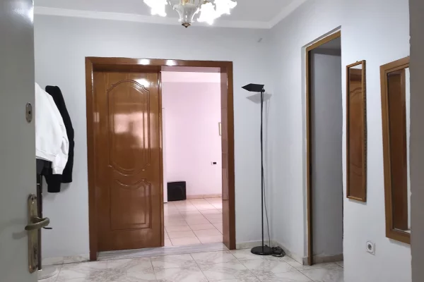 Shtepi ne shitje Apartament ne Tirane, 2+1, Mobilimi E mobiluar, Pagesa 190,000  Euro.