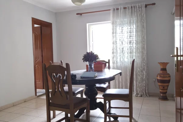 Shtepi ne shitje Apartament ne Tirane, 2+1, Mobilimi E mobiluar, Pagesa 190,000  Euro.