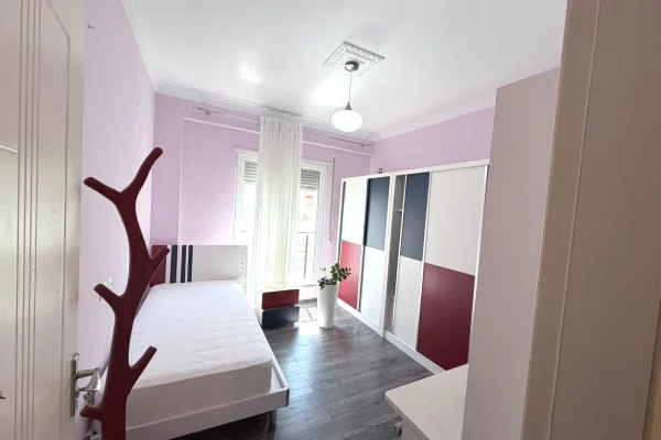 Shtepi ne shitje Apartament ne Tirane, 2+1, Mobilimi E mobiluar, Pagesa 258,000  Euro.