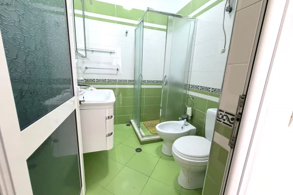 Shtepi ne shitje Apartament ne Tirane, 2+1, Mobilimi E mobiluar, Pagesa 258,000  Euro.