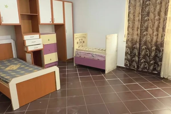 Shtepi me qera Apartament ne Tirane, 3+1, Mobilimi E mobiluar, Pagesa 60,000  Leke.