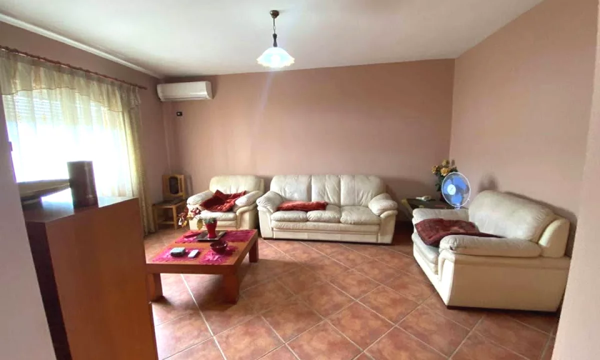 Shtepi me qera Apartament ne Tirane, 3+1, Mobilimi E mobiluar, Pagesa 55,000  Leke.