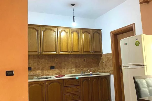 Shtepi me qera Apartament ne Tirane, 3+1, Mobilimi E mobiluar, Pagesa 55,000  Leke.