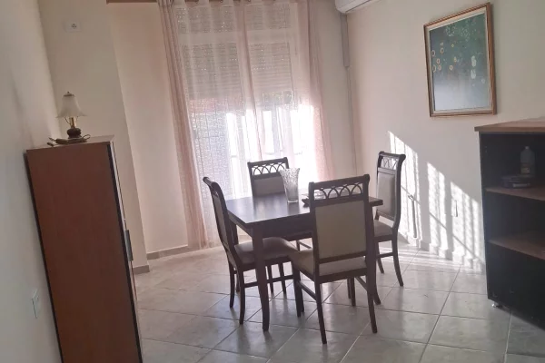 Shtepi me qera Apartament ne Tirane, 2+1, Mobilimi E mobiluar, Pagesa 600  Euro.