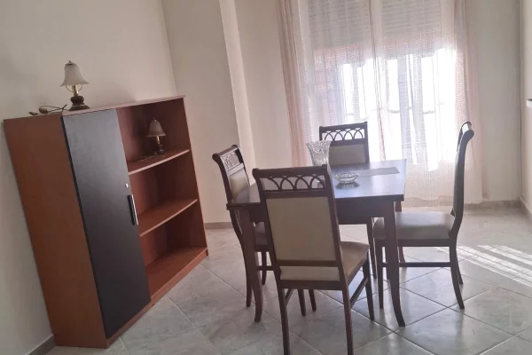 Shtepi me qera Apartament ne Tirane, 2+1, Mobilimi E mobiluar, Pagesa 600  Euro.