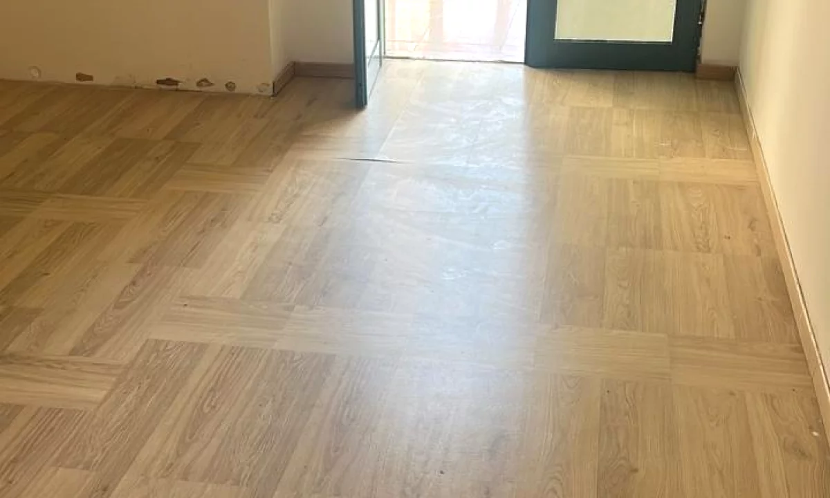 Jepet me qera ambjent zyre te Rruga e Elbasanit.