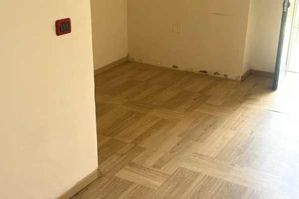 Jepet me qera ambjent zyre te Rruga e Elbasanit.